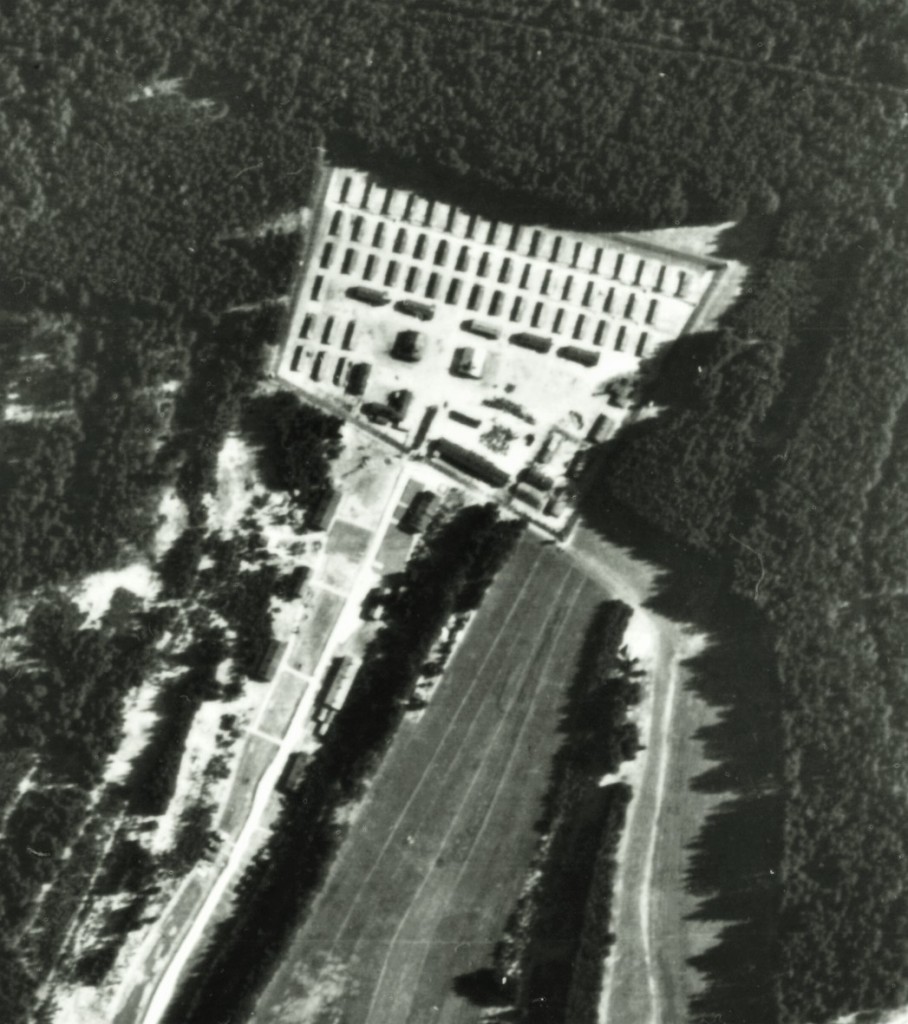 Eine Luftaufnahme des Außenlagers Kaufering VII. Frauen waren getrennt von den Männern untergebracht. Der eingezäunte Bereich rechts unten ist das ehemalige Frauenlager. Foto: Manfred Deiler