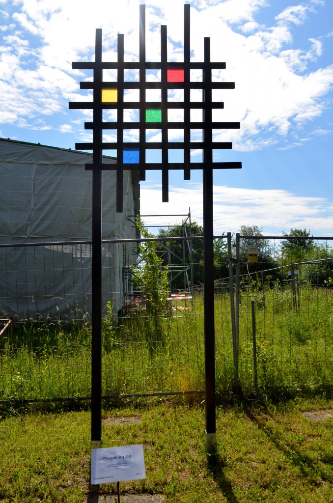 Die Skulptur „Ehrenbürg 2.0. 3 Jahre Zwangsarbeit, 30 Jahre Buntes Leben.“